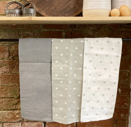 Pack of 3 Kitchen Tea Towels With A Grey Heart Print Design - Price Crash Furniture